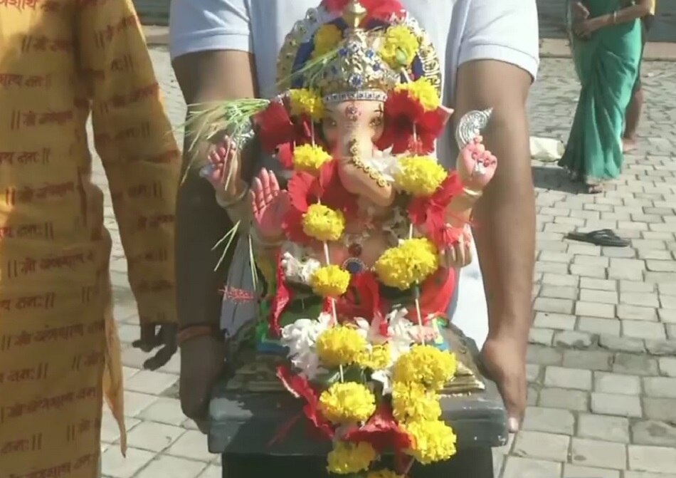 सोशल डिस्टेंसिंग का पालन