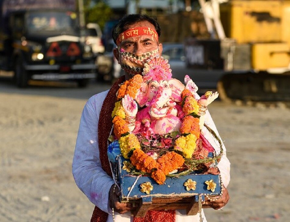 असम में भक्तों ने ऐसे किया विसर्जन