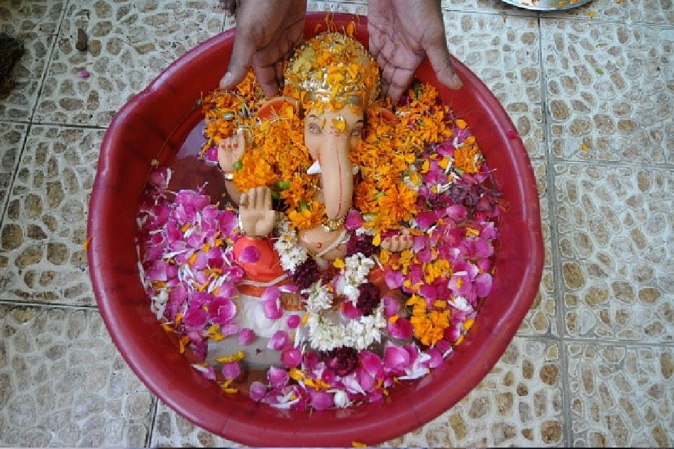 कोरोना के डर से घर में विसर्जन