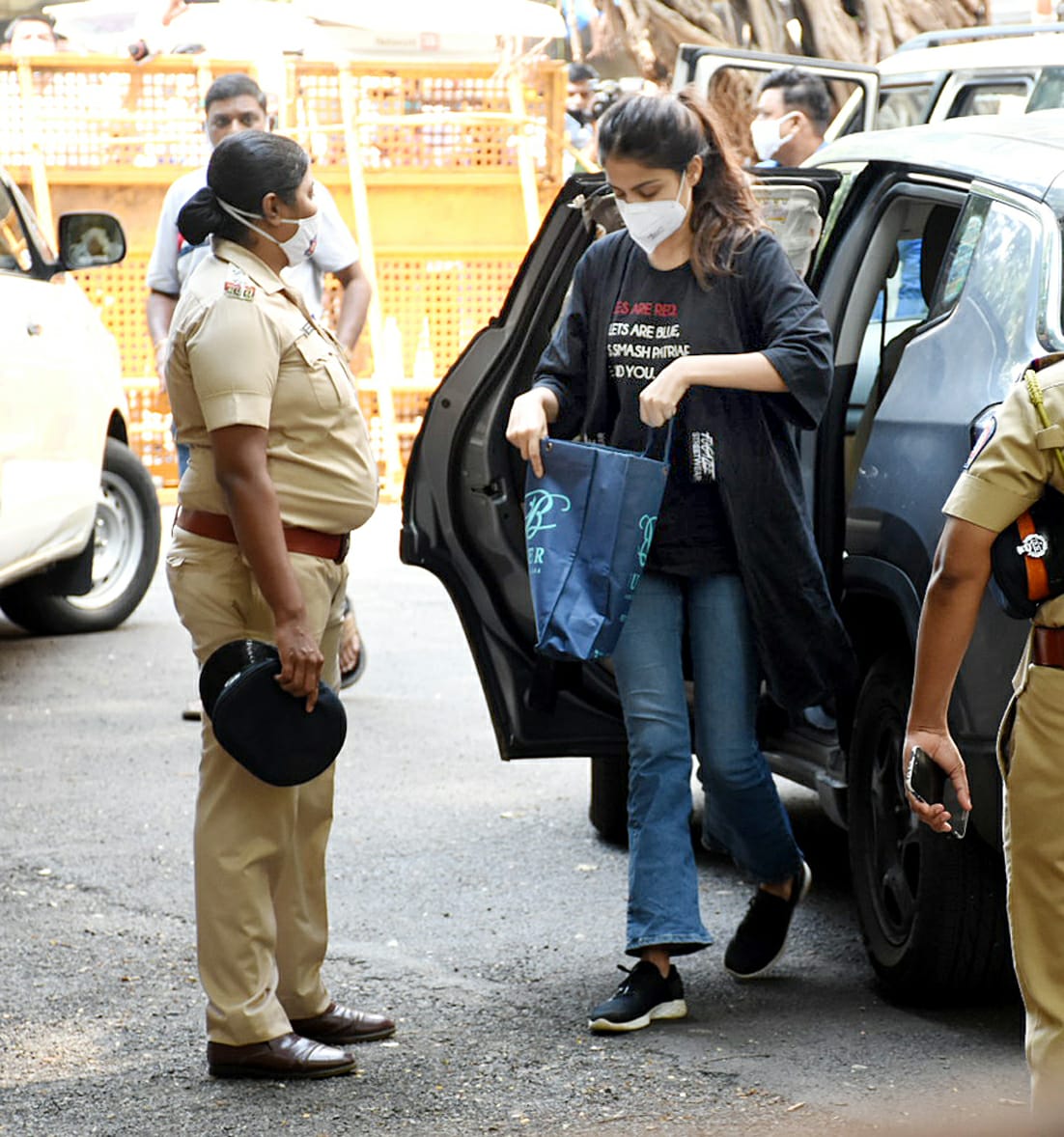 बांद्रा पुलिस स्टेशन के बाहर रिया चक्रवर्ती