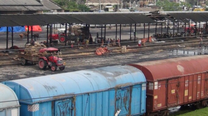 रक्सौल के रेलवे माल गोदाम से एफसीआई भेजा जा रहा गला-सड़ा गेहूं.