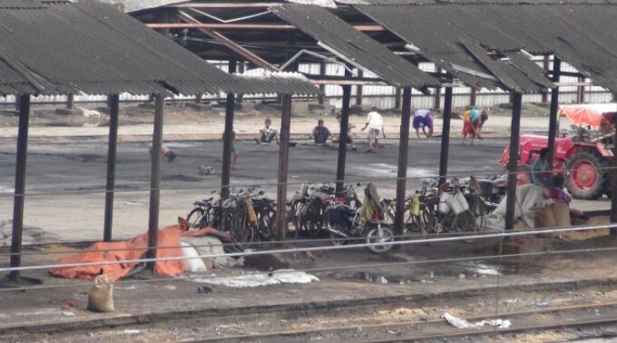 रक्सौल के रेलवे माल गोदाम से एफसीआई भेजा जा रहा गला-सड़ा गेहूं.