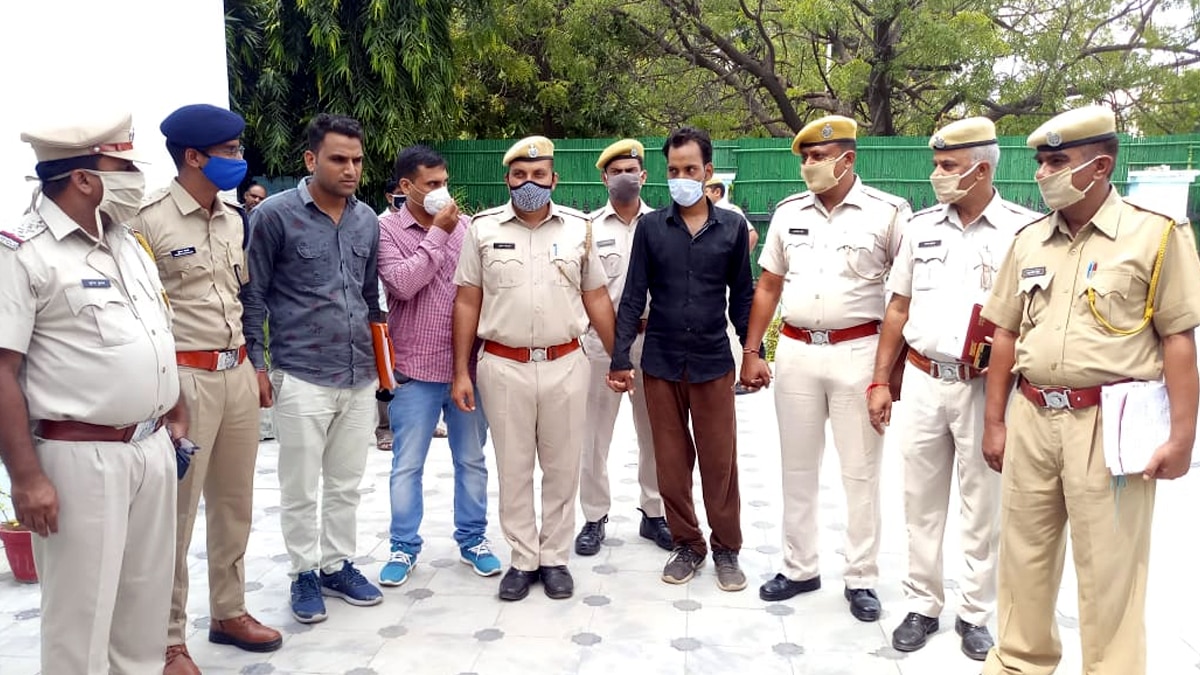 पुलिस गिरफ्त में आरोपी.