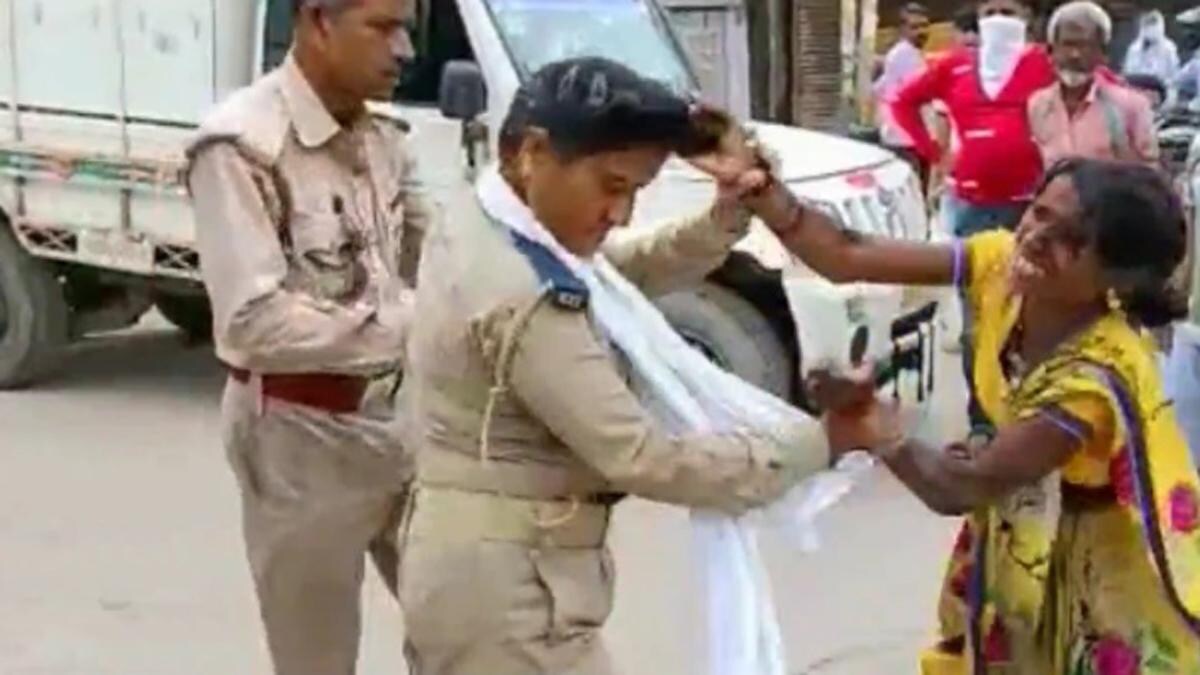महिला पुलिसकर्मी को पीटा