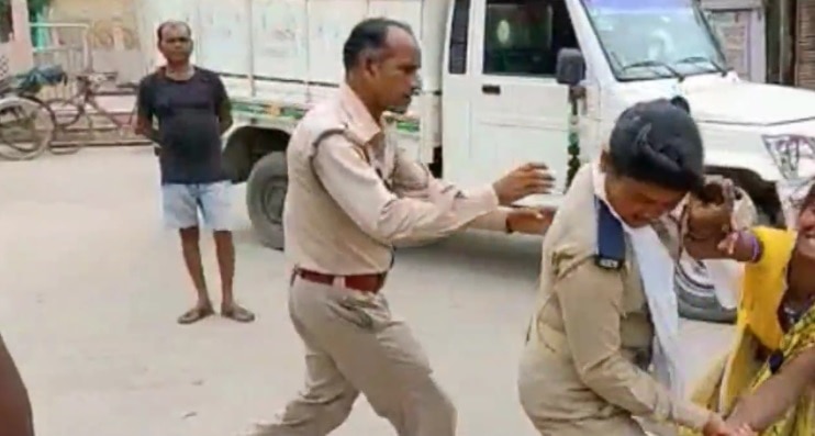 महिला पुलिसकर्मी को पीटा