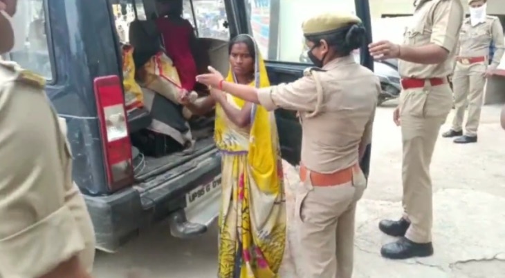 महिला पुलिसकर्मी को पीटा