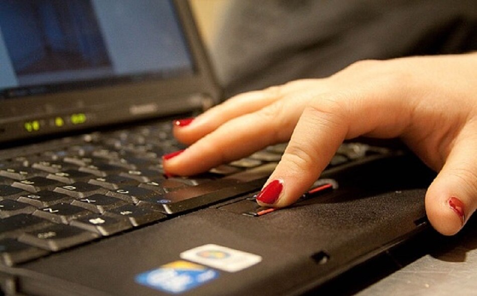 कंप्यूटर पर काम करते हुए हाथों की पोजिशन