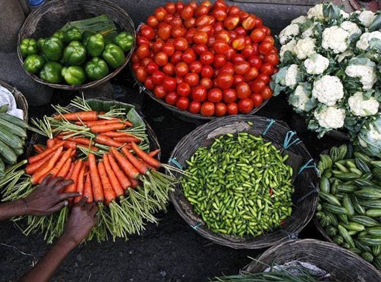 टमाटर भी 100 रुपये किलो के आसपास