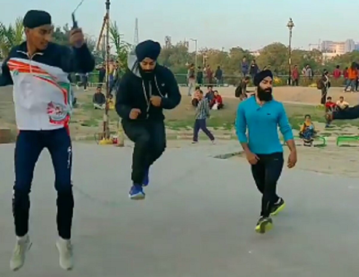 चार युवकों ने रस्सी के साथ दिखाया जबरदस्त स्टंट