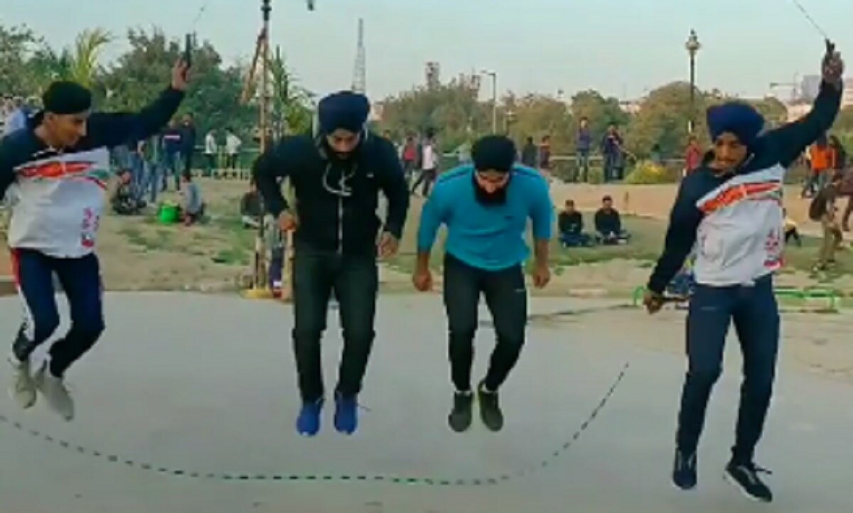 चार युवकों ने रस्सी के साथ दिखाया जबरदस्त स्टंट