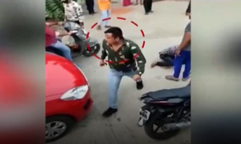 ऑटोवाले को बीच सड़क पीटकर कर दिया अधमरा