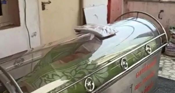 बुजुर्ग को परिजनों ने फ्रीजर बॉक्स में रखा बुजुर्ग को परिजनों ने फ्रीजर बॉक्स में रखा