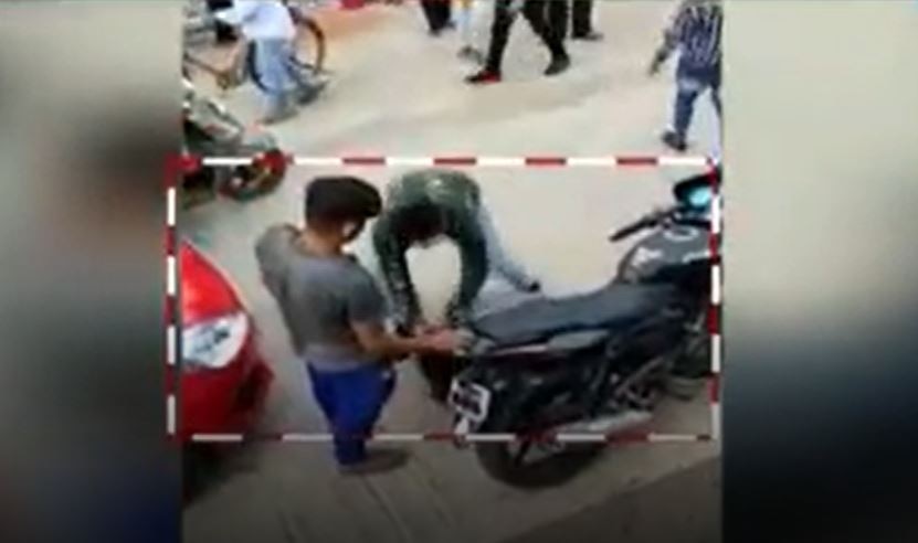 ऑटोवाले को बीच सड़क पीटकर कर दिया अधमरा