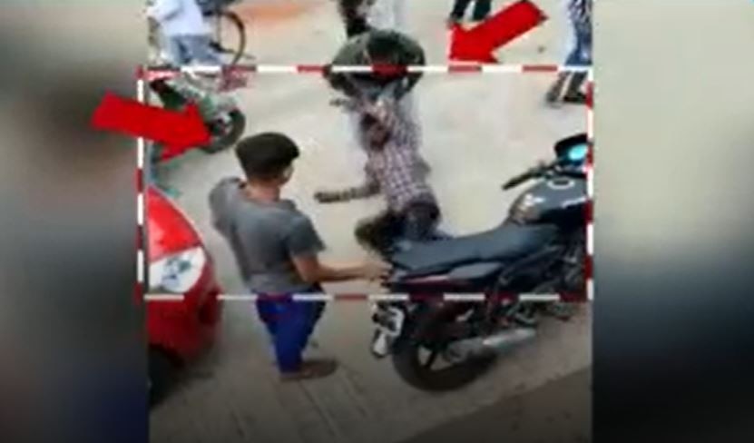 ऑटोवाले को बीच सड़क पीटकर कर दिया अधमरा