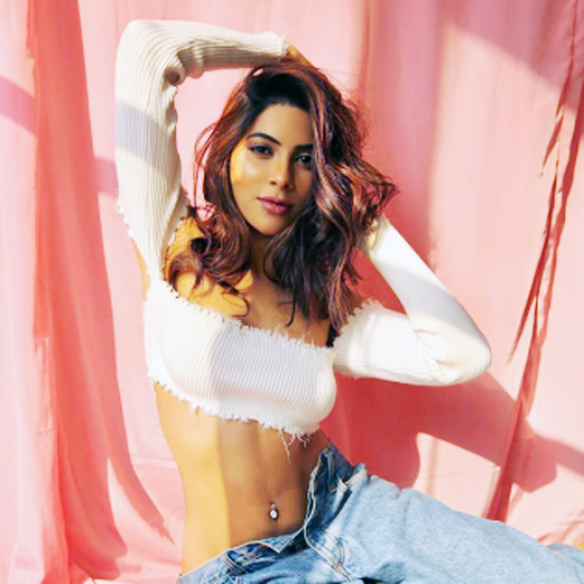  निक्की तंबोली 