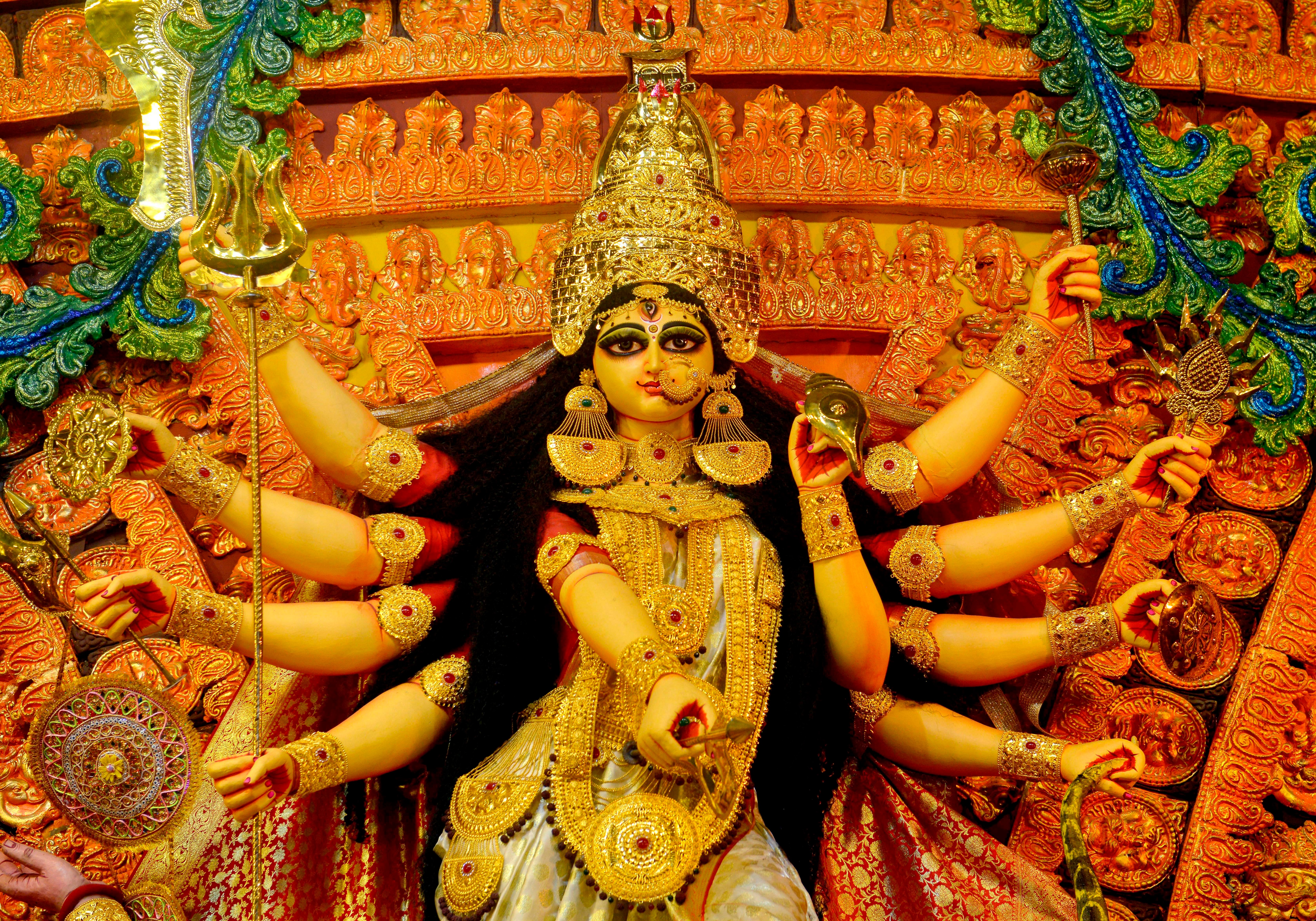 पंडाल में रखी माँ की भव्य मंदिर 