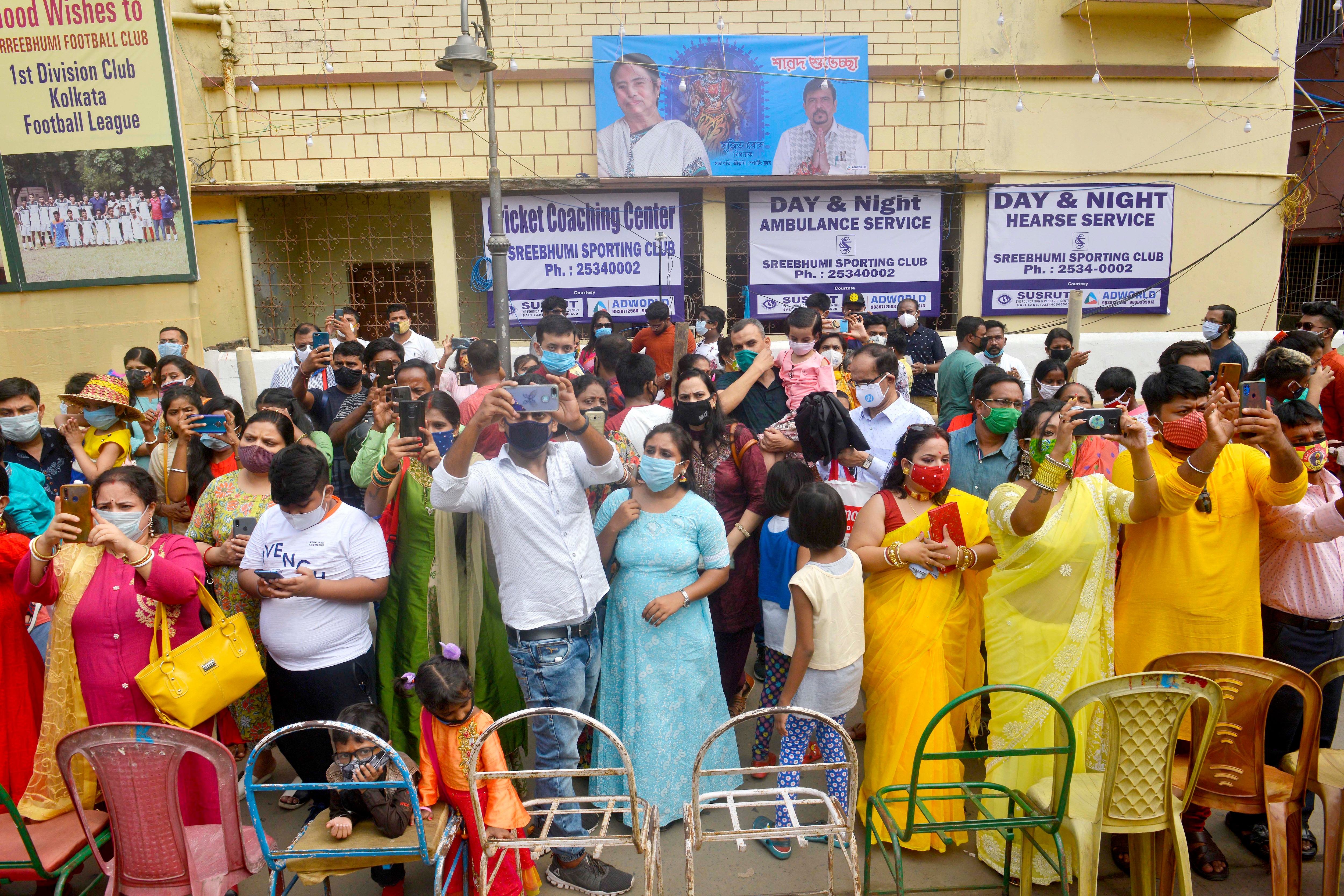 पंडाल में लगी भक्तों की भीड़ 