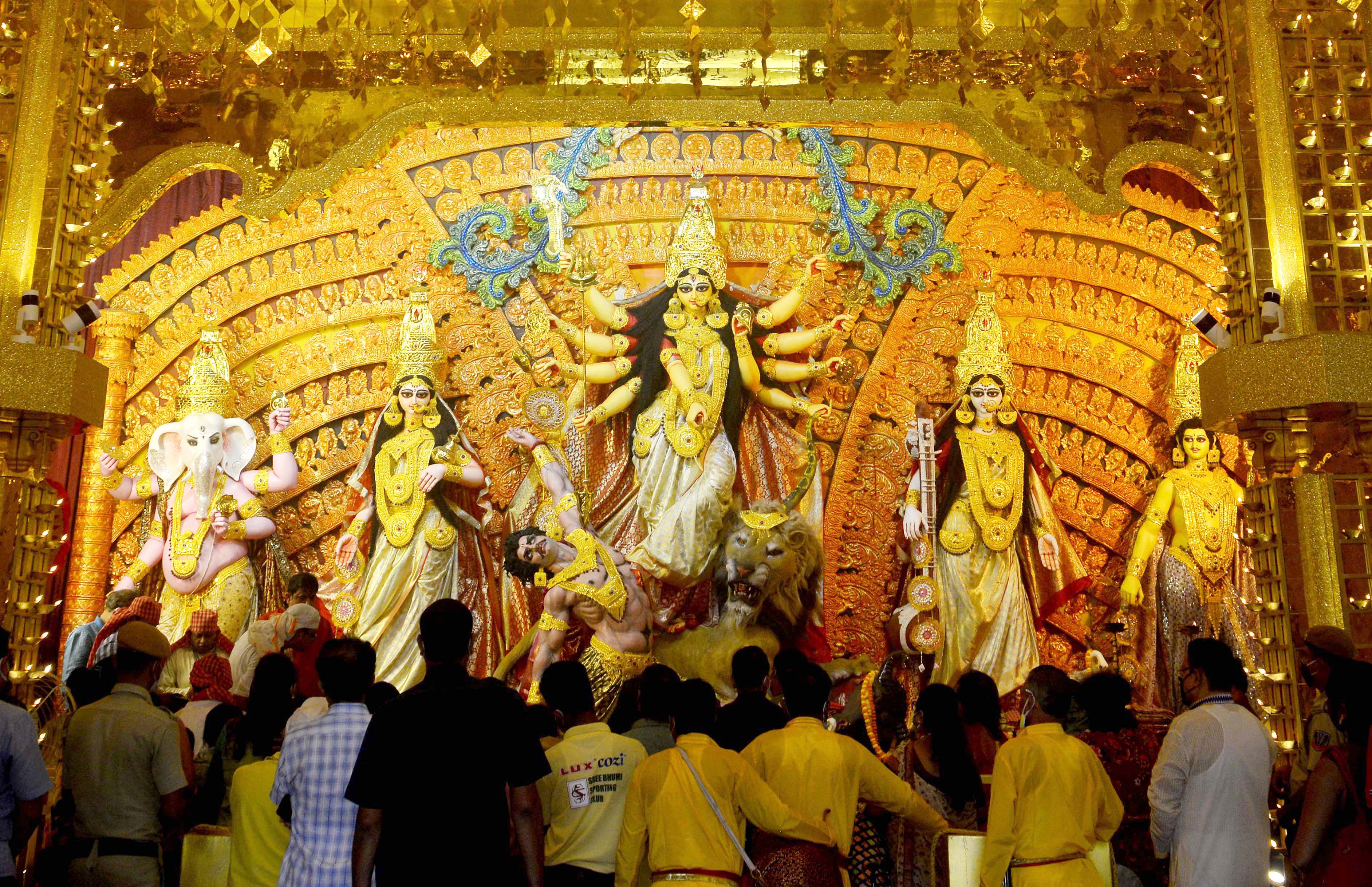 पंडाल के अंदर सजी माँ की मूर्ति 