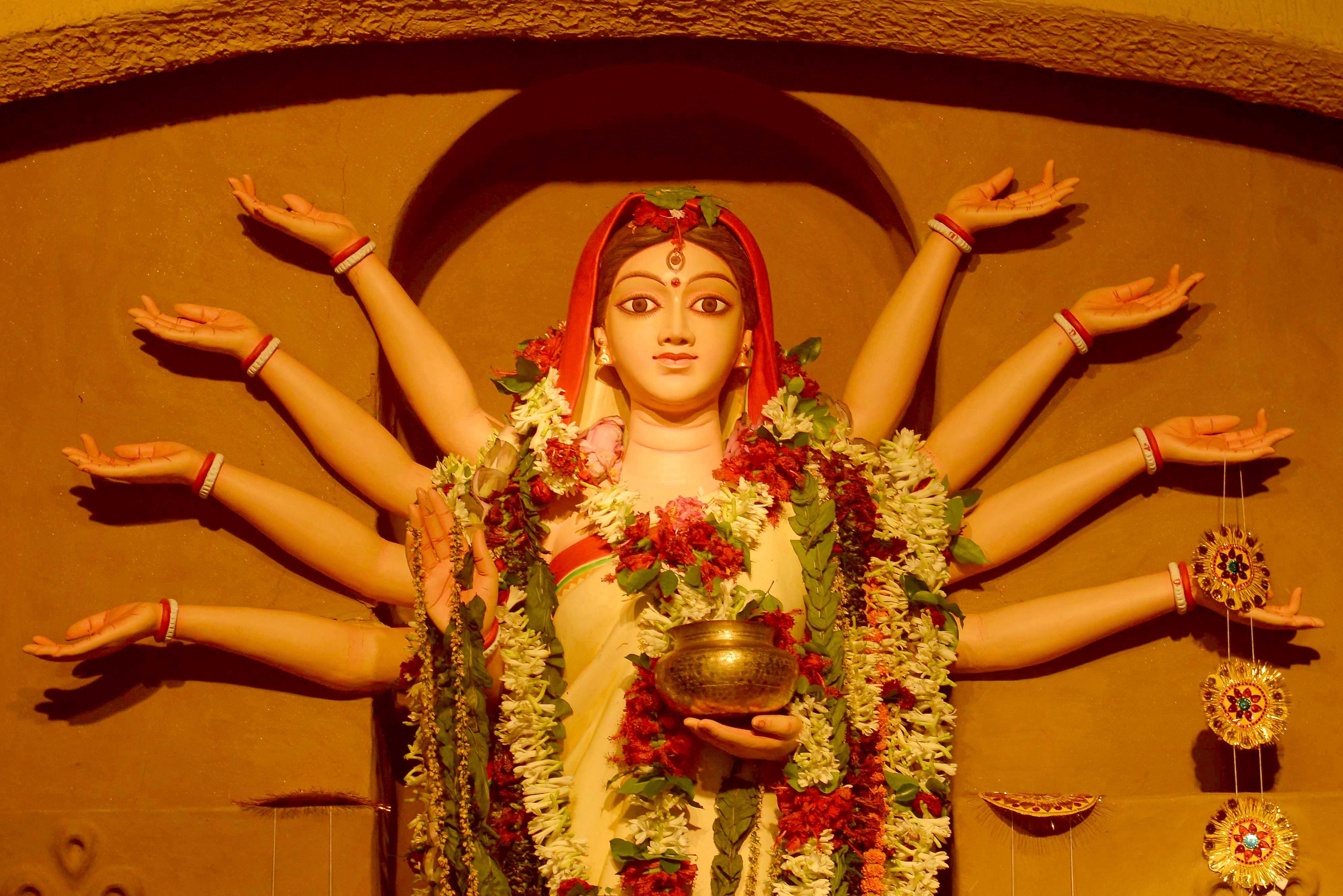 पंडाल में दुर्गा मां की मूर्ति.