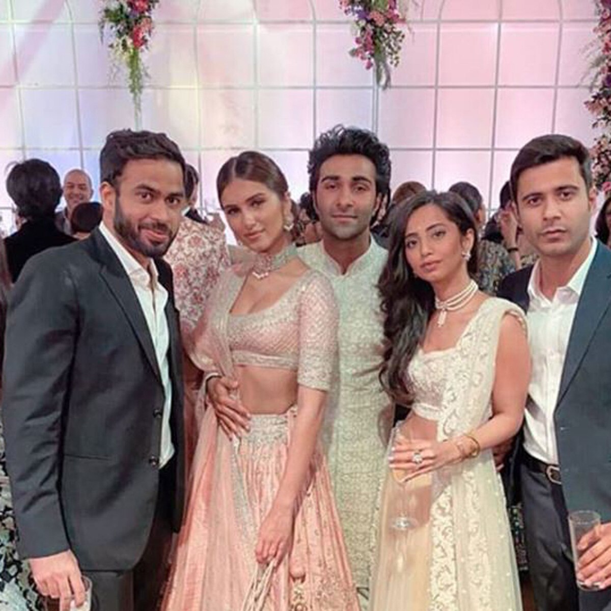 तारा सुतार‍िया-आदर जैन अपने दोस्तों के साथ 