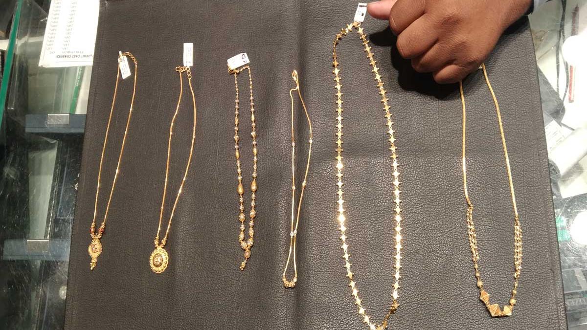 सोने का भाव दबाव में 