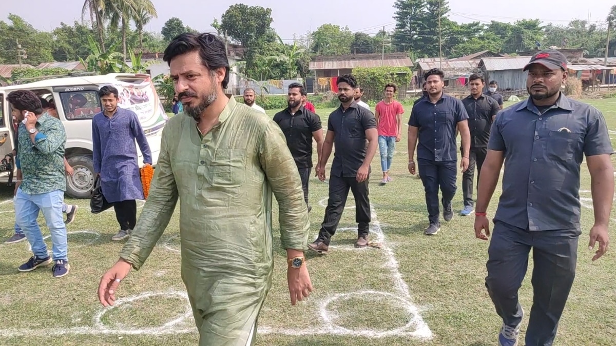 AIMIM प्रत्याशी बाउंसर के साथ कर रहे चुनाव प्रचार.