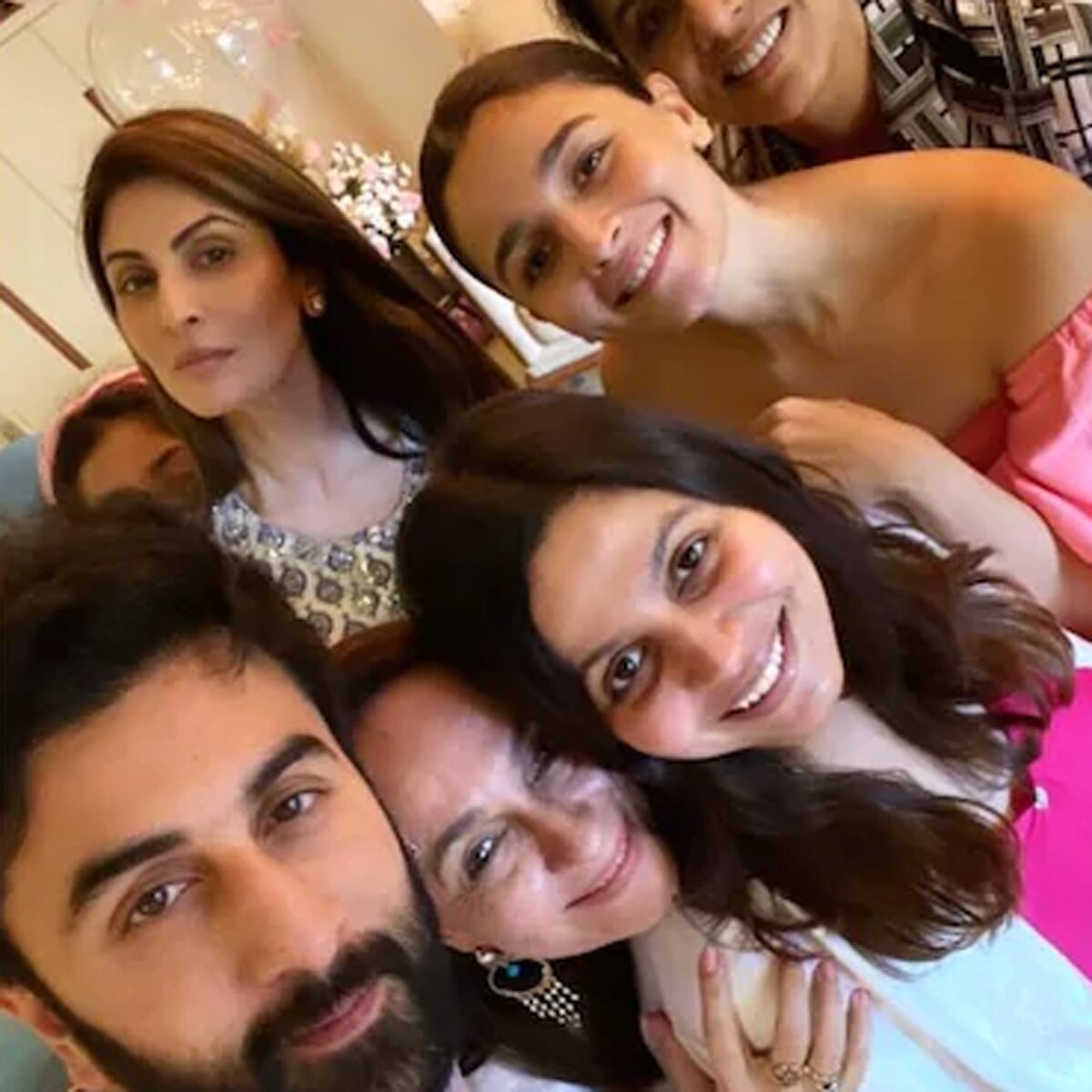 आल‍िया-रणबीर फैमिली के साथ 