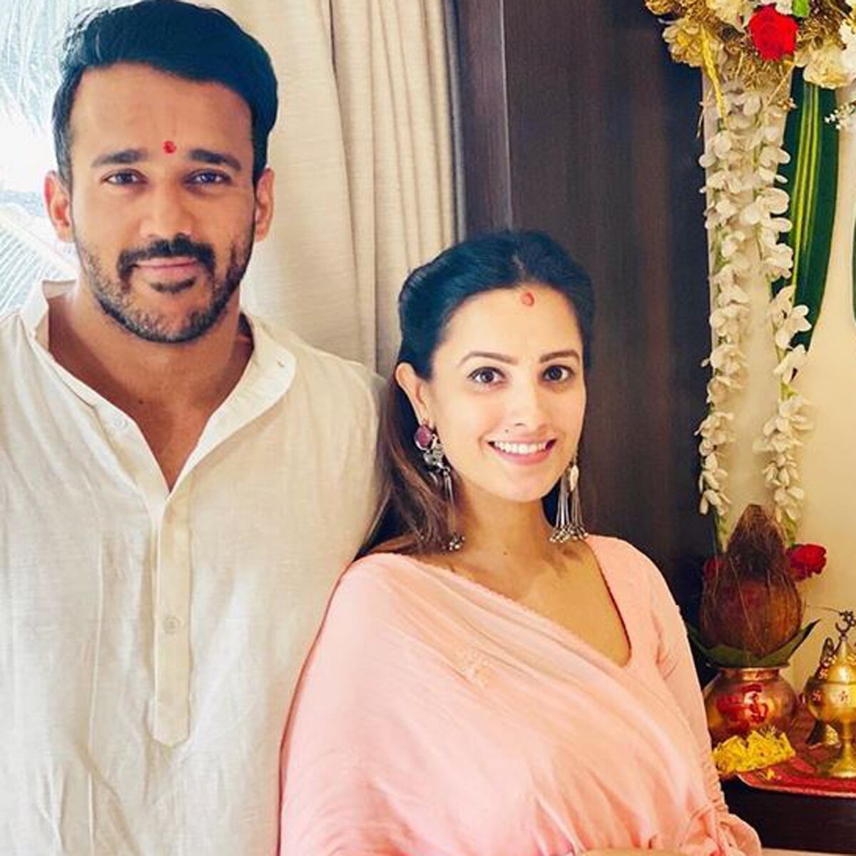 पति संग अनिता