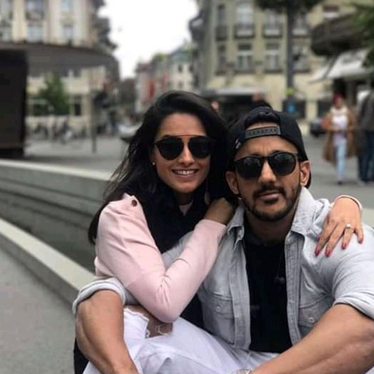 पति संग अनिता