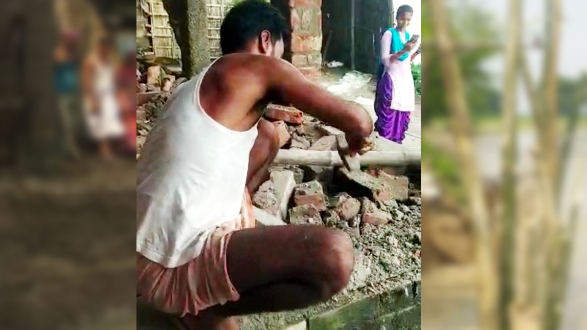 Araria homeless flood victims breaking their homes near Parman River