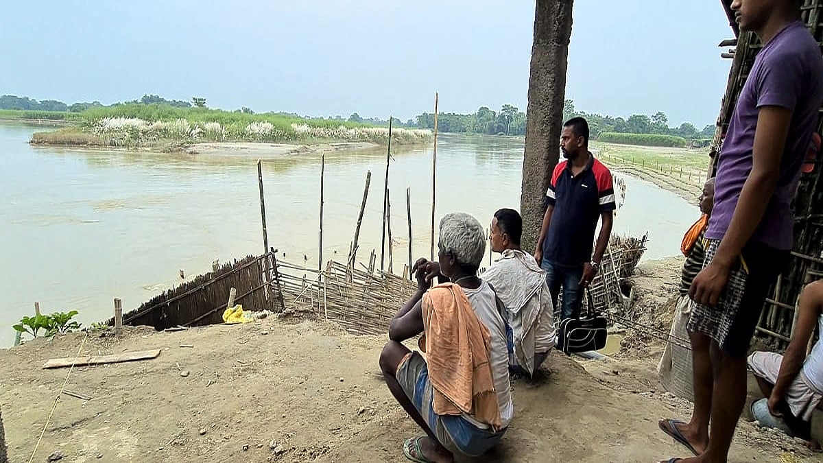 Araria homeless flood victims breaking their homes near Parman River