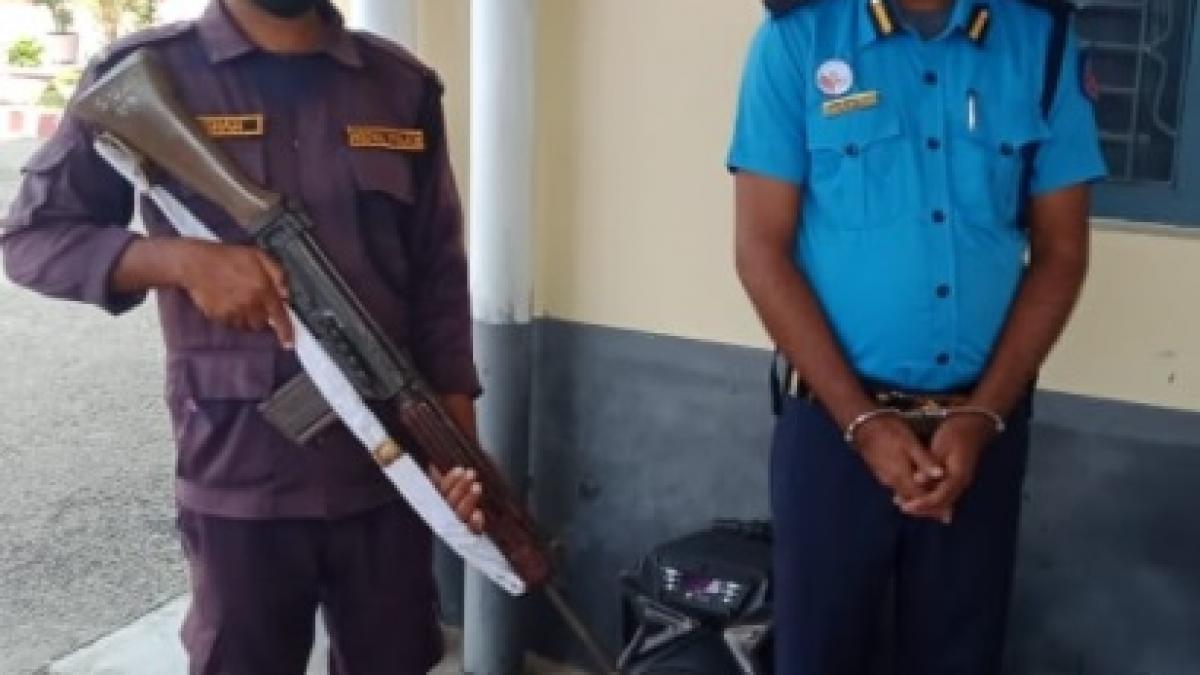 पर्सा जिला नेपाल की एसपी ने अवैध रूप से परीक्षा दिला रहे इसके 8 सहयोगियों को भी पकड़ा.