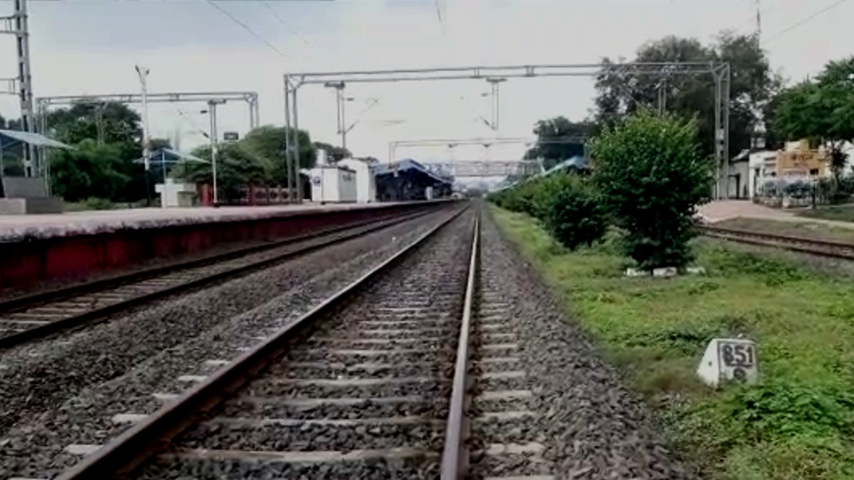 ट्रेन से बैतूल में कटा युवक, इंजन में फंसा सिर 1300 किमी दूर बेंगलुरू में मिला.