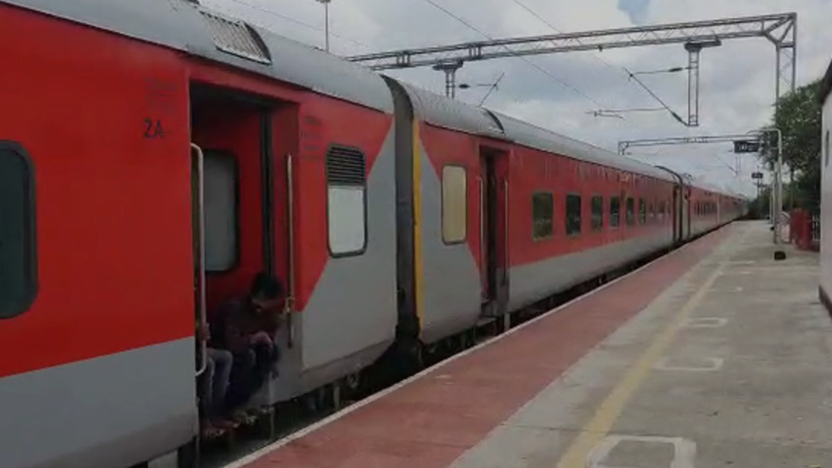 ट्रेन से बैतूल में कटा युवक, इंजन में फंसा सिर 1300 किमी दूर बेंगलुरू में मिला.