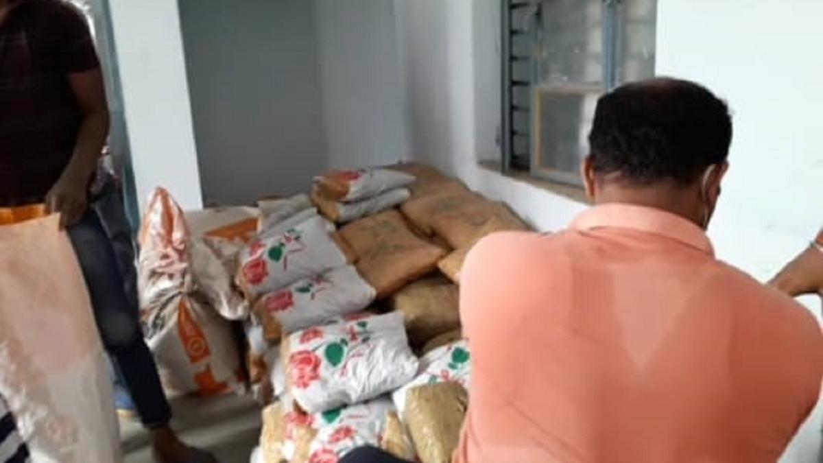 नारियल के ट्रक से बरामद हुआ गांजा