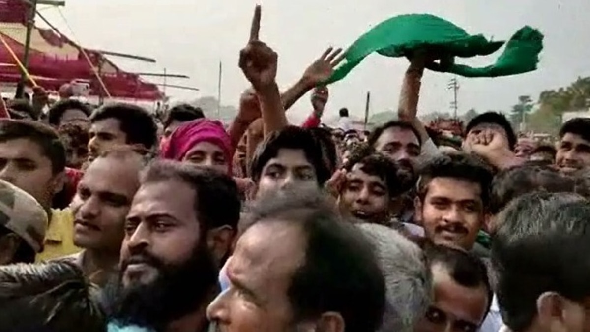 CM नीतीश कुमार की सभा में घुस आया मुर्गा. 