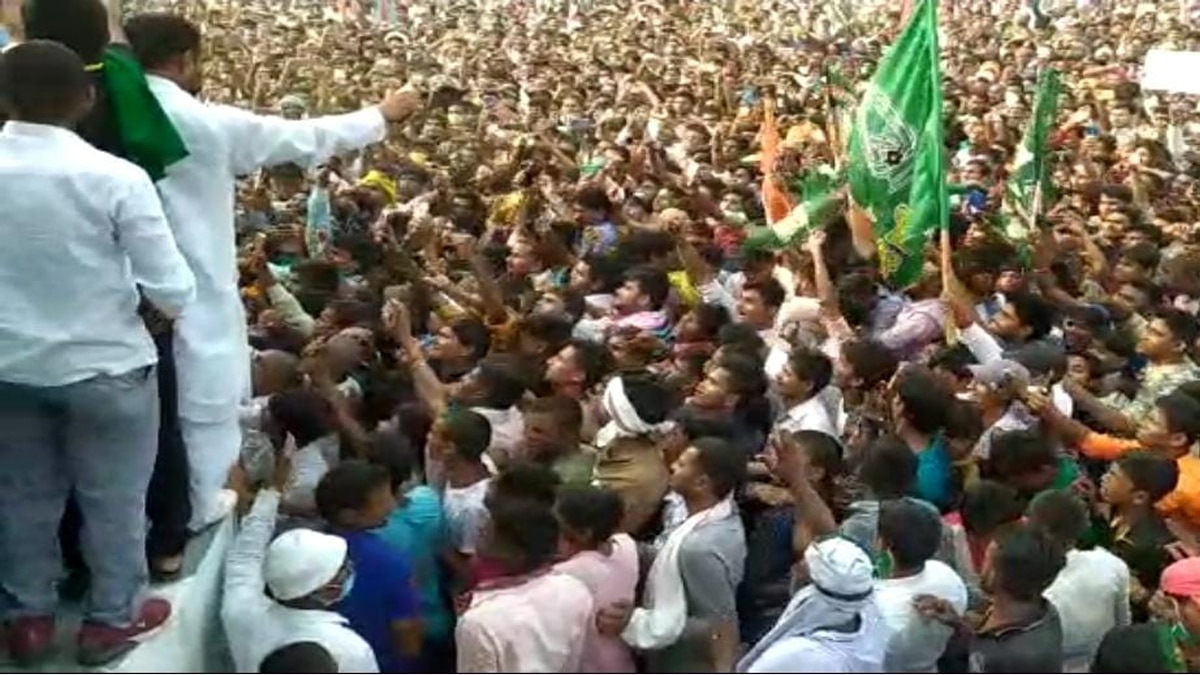 बैरिकेडिंग तोड़ तेजस्वी के पास पहुंची बेकाबू भीड़.