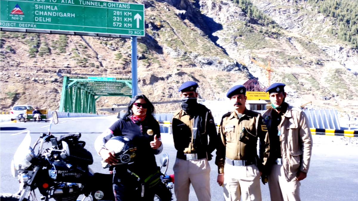 अटल सुरंग पर लेडी बाइकर पूूूूजा यादव.  