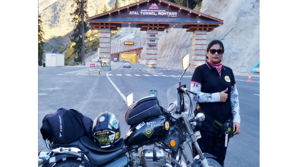 अटल टनल को पार करने वाली पहली महिला बाइक राइडर पूजा ने दिखाया हौसला.