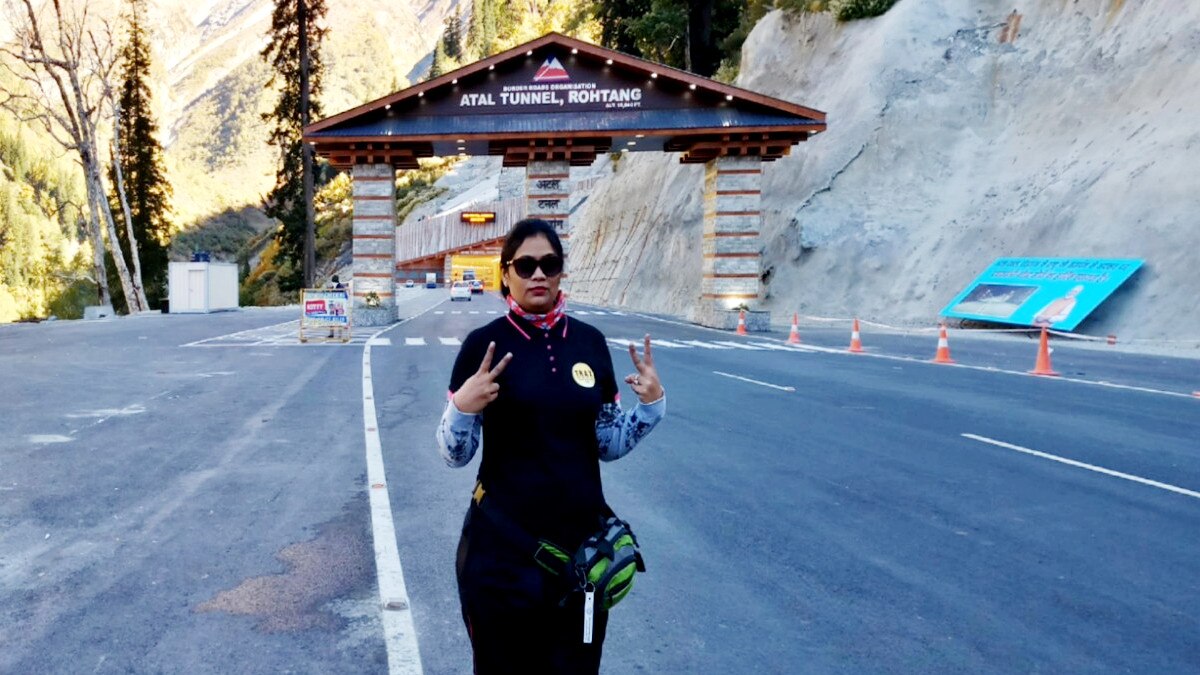 अटल टनल को पार करने वाली पहली महिला बाइक राइडर पूजा ने दिखाया हौसला.