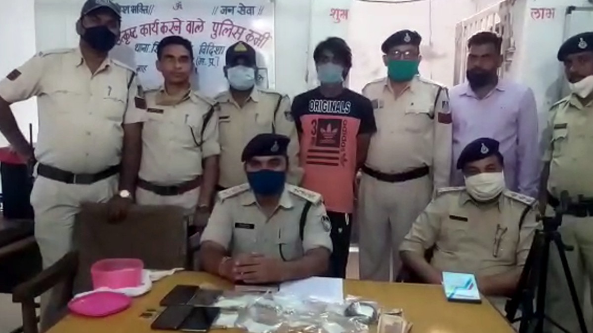 ऑनलाइन सेक्स परोसने का काम करता था पति.