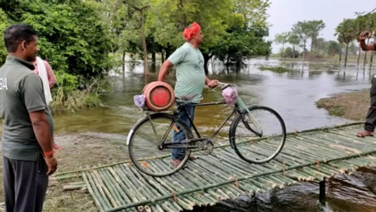 गांव में बाढ़ का पानी घुसने के बाद ग्रामीणों का जीवन हुआ अस्त व्यस्त.