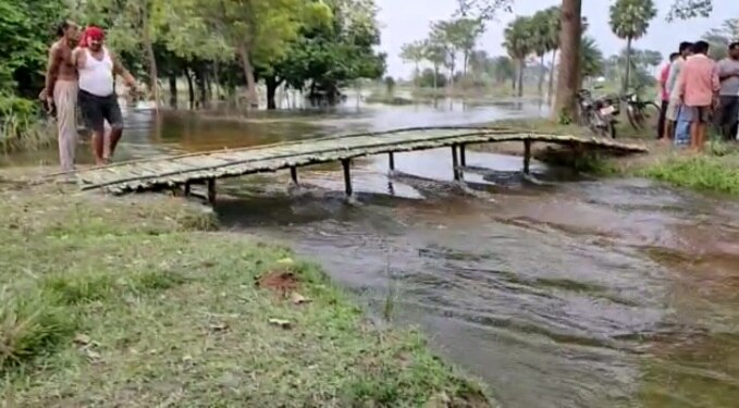 गांव में बाढ़ का पानी घुसने के बाद ग्रामीणों का जीवन हुआ अस्त व्यस्त.