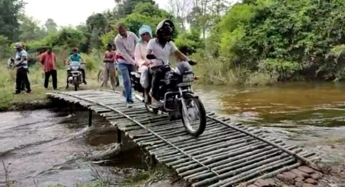 बाजार, अस्पताल जाने के लिए गुजरना पड़ रहा था पानी के तेज बहाव के बीच से.