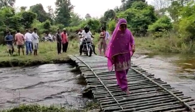 ग्रामीणों- बाढ़ के पानी में डूबी हुई पूरी पंचायत.