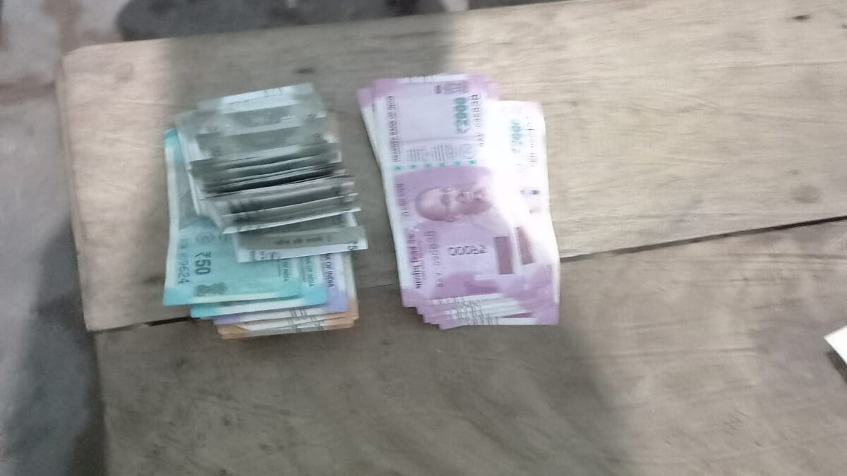 पुलिस ने आरोपियों से 45 हजार रुपये जब्त किये. 