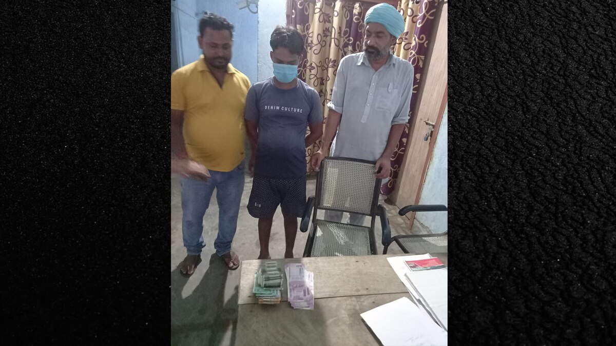 पुलिस ने तीन लोगों को भी गिरफ्तार किया है. 