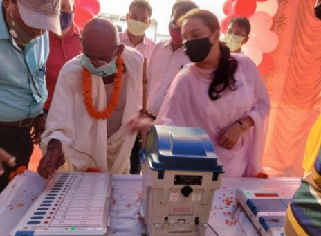 गांधी जयंती पर खुद 'बापू' ने डाला वोट, चुनाव के लिए अनोखे अंदाज में किया जागरूक.