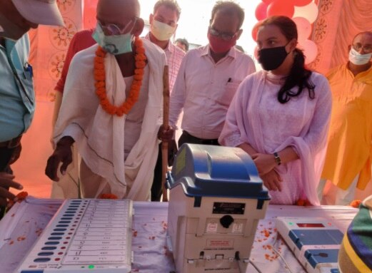 गांधी जयंती पर खुद 'बापू' ने डाला वोट, चुनाव के लिए अनोखे अंदाज में किया जागरूक.