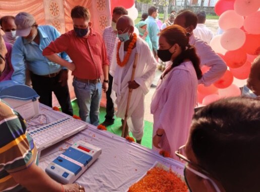 गांधी जयंती पर खुद 'बापू' ने डाला वोट, चुनाव के लिए अनोखे अंदाज में किया जागरूक.